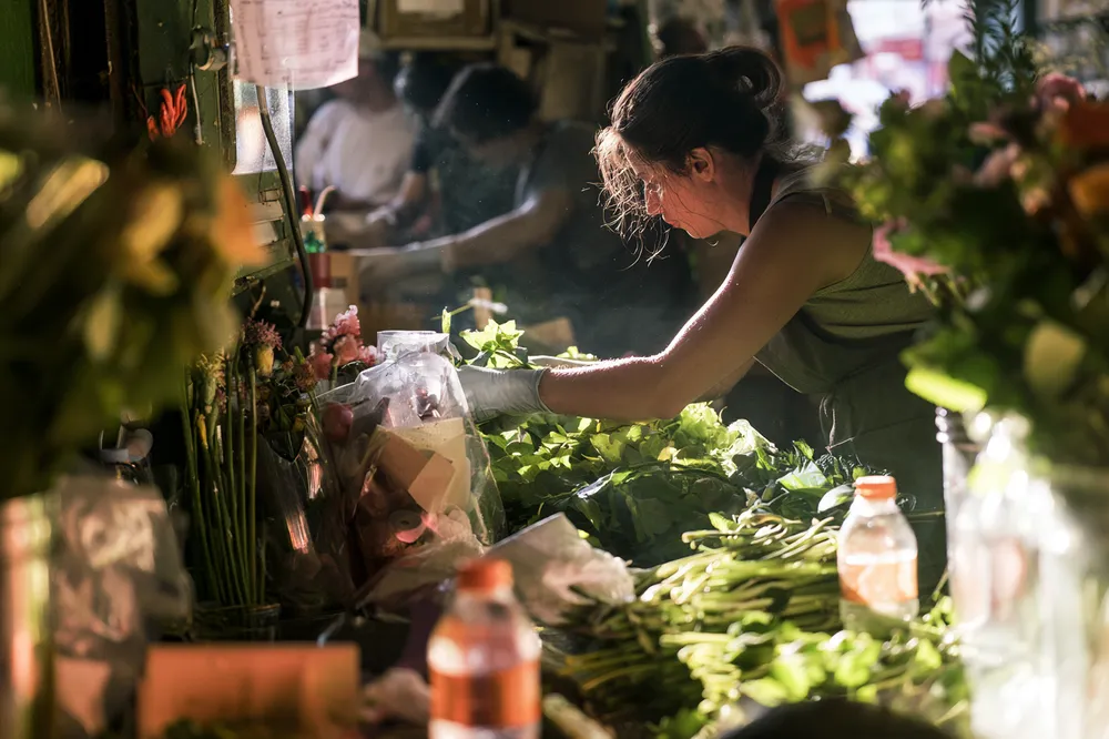 Shoulder-Season Secrets: How Working Americans Afford Real Vacations
